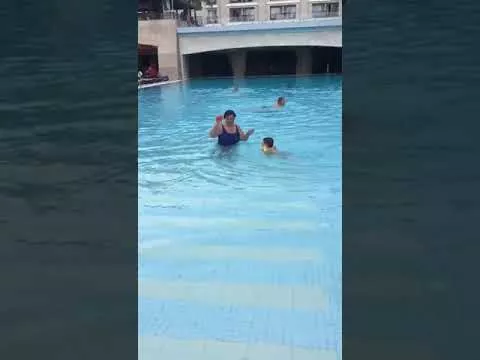Купание в открытом бассейне