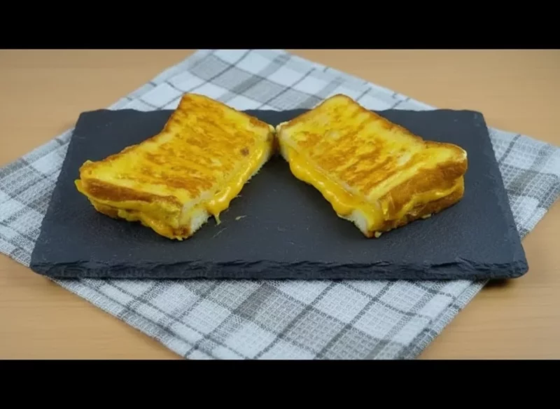 Just put egg and cheese in the bread, you will love the result Happycall Double Pan