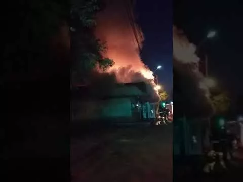 пожар. горит алкомаркет.