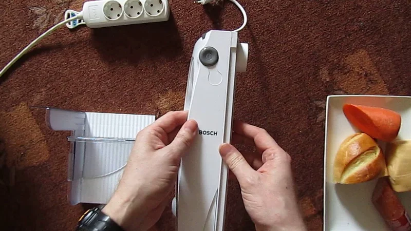 Ломтерезка BOSCH MAS 4201N в работе.