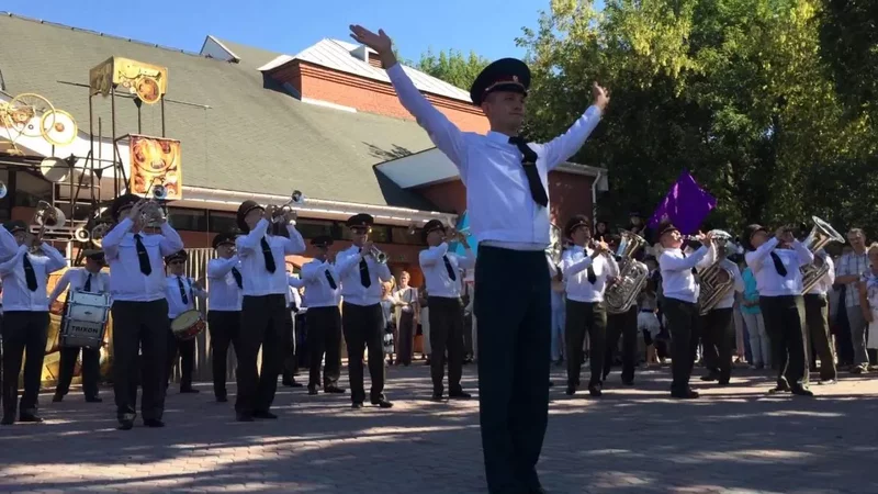 Военный оркестр играет Ленинград