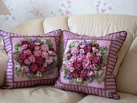 Декративные подушки на диван вышитые лентами
