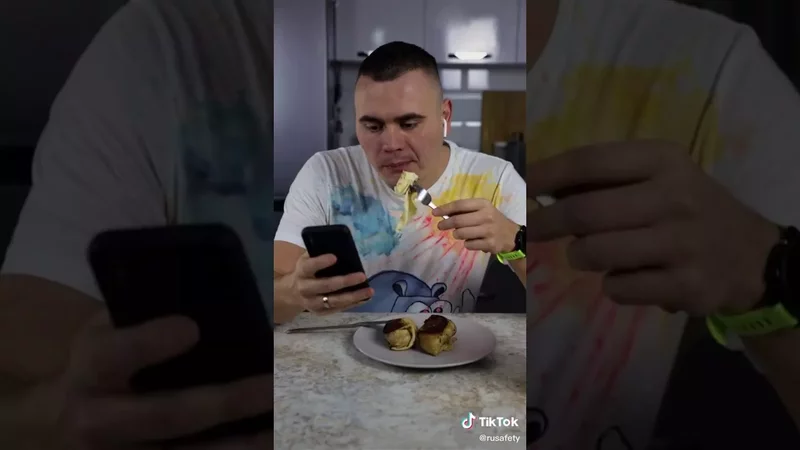 Не ешь с телефоном за столом