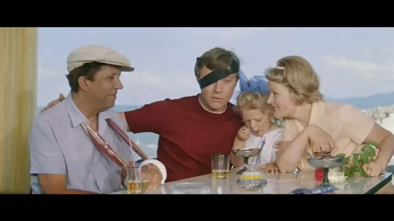 Детям мороженное, Бабе цветы, момент из фильма Бриллиантовая рука