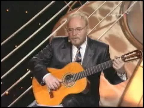 "Мне звезда упала на ладошку", исполняет автор - Александр Дольский.