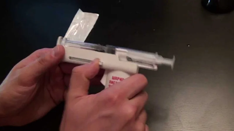 Пример на живой заднице: шприц-пистолет Калашникова.