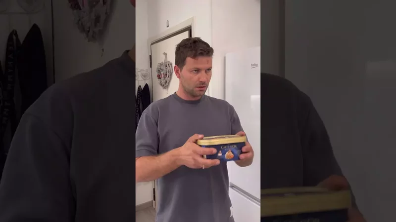 Solo io trovo sempre queste sorprese nel frigo? #funny #risate #comedy #vitadicoppia #comics