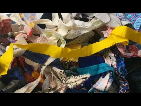 Новая идея куда использовать старые джинсы и полоски ненужной ткани: шьем коврик DIY мастер-класс