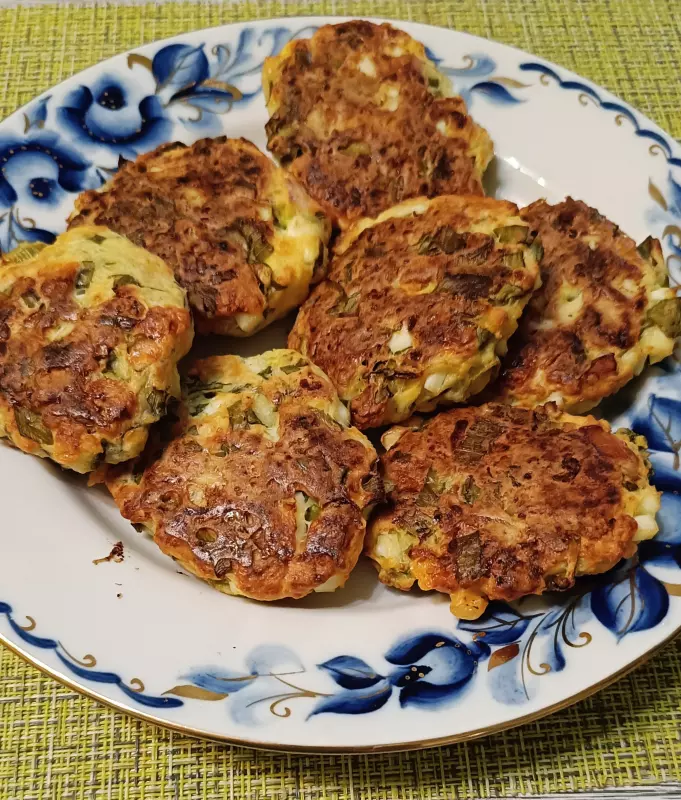 Белковые пирожки с луком и яйцами