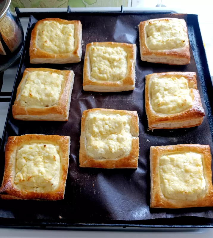 Быстрые ватрушки с творогом из слоеного теста