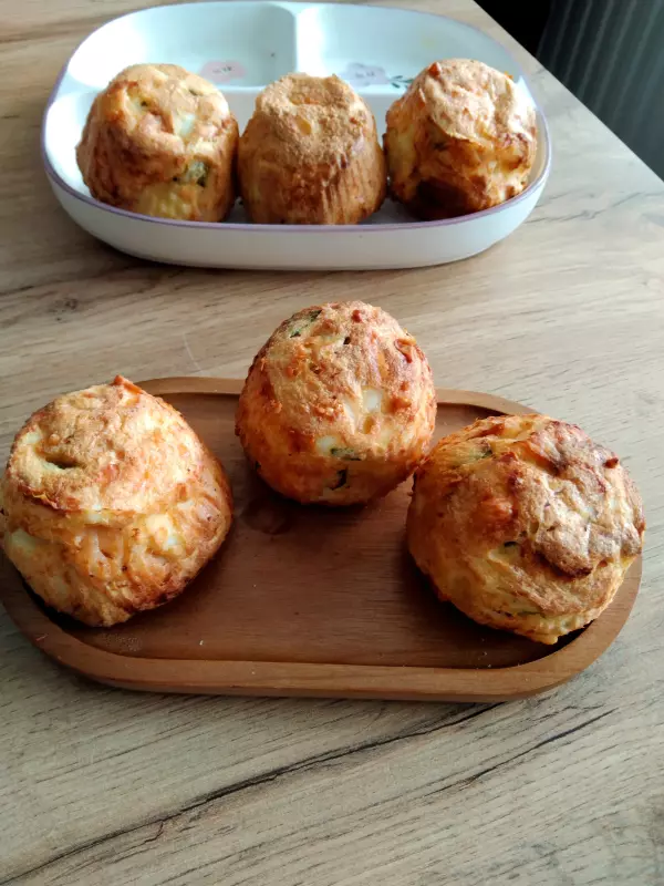 Белковые пирожки с луком и яйцами