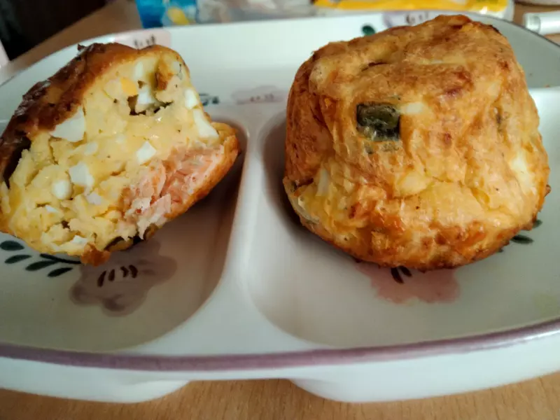 Белковые пирожки с луком и яйцами