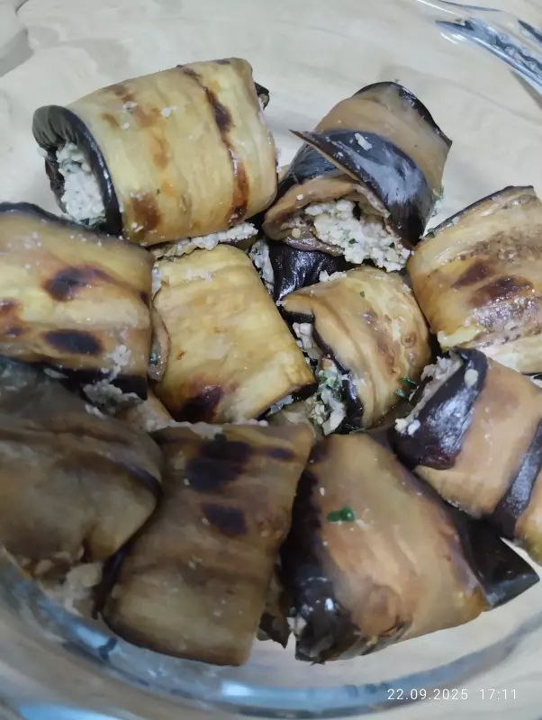 Рулетики из баклажанов с орехами и чесноком