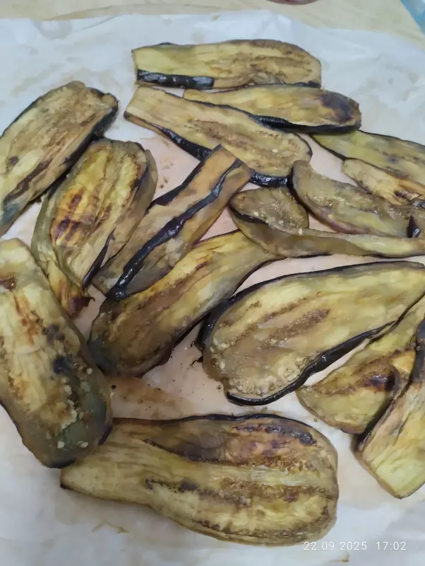 Рулетики из баклажанов с орехами и чесноком