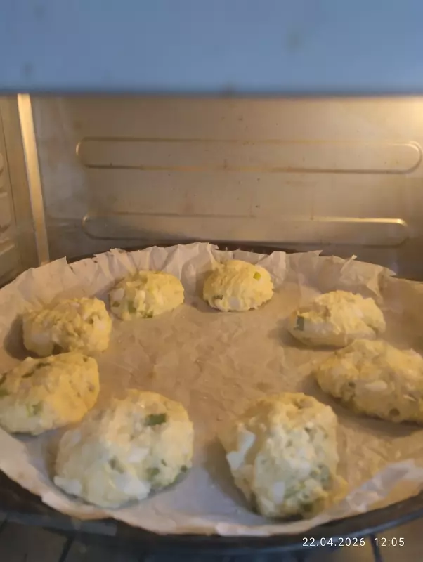 Белковые пирожки с луком и яйцами