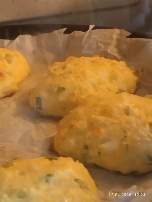 Белковые пирожки с луком и яйцами
