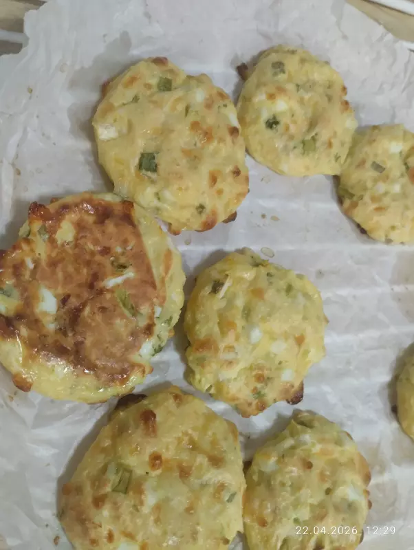 Белковые пирожки с луком и яйцами