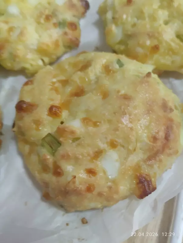 Белковые пирожки с луком и яйцами