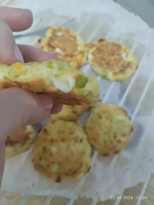 Белковые пирожки с луком и яйцами