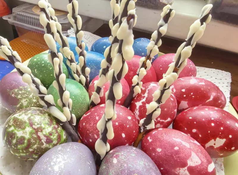 Окрашивание и украшение пасхальных яиц