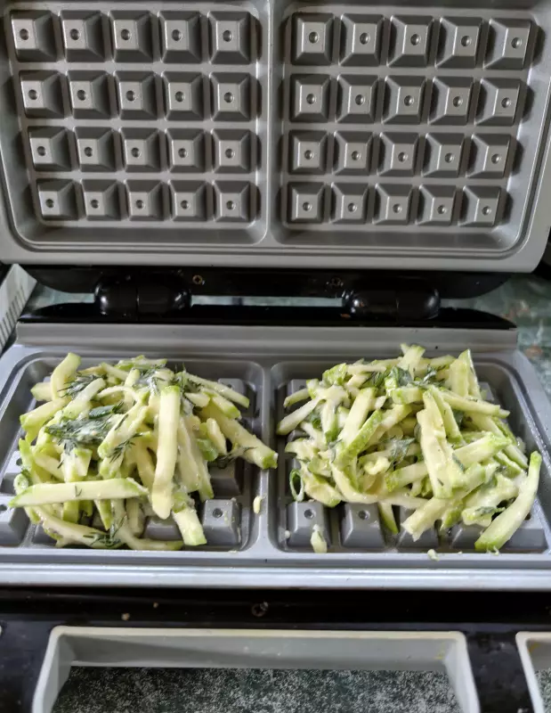 Кабачковые вафли в вафельнице GF-020 Waffle Pro