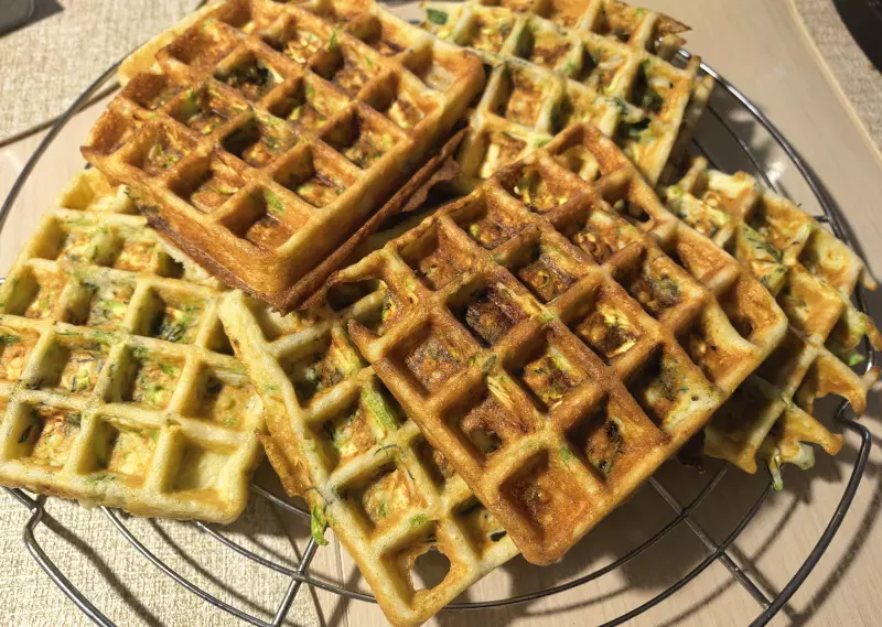 Кабачковые вафли в вафельнице GF-020 Waffle Pro