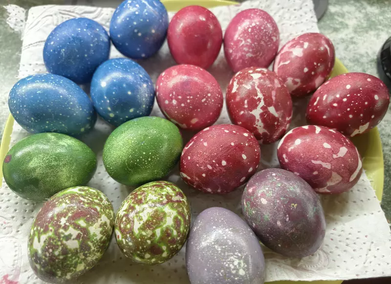 Какими подручными средствами покрасить яйца?