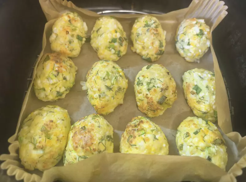 Белковые пирожки с луком и яйцами