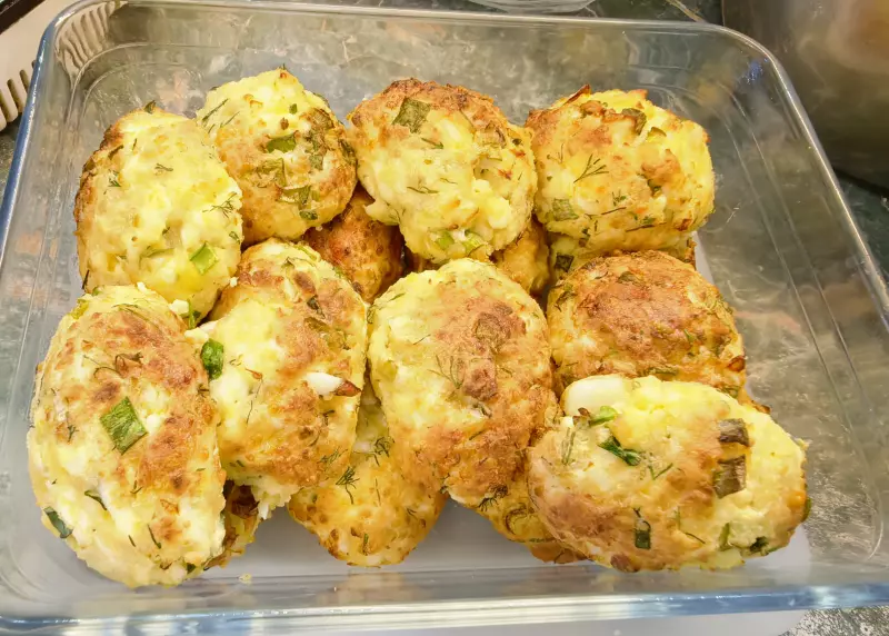 Белковые пирожки с луком и яйцами