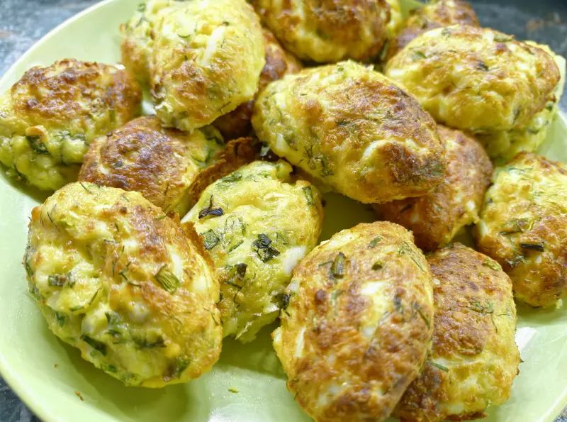 Белковые пирожки с луком и яйцами