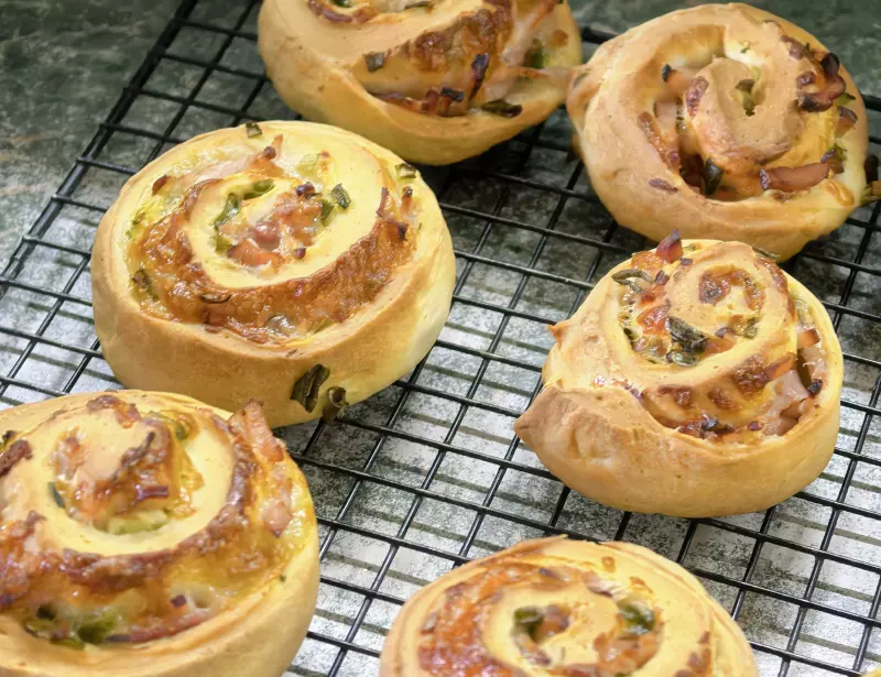 Булочки с беконом, зелёным луком и сыром моцарелла