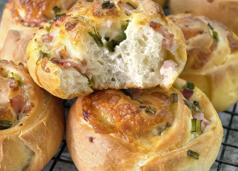 Булочки с беконом, зелёным луком и сыром моцарелла