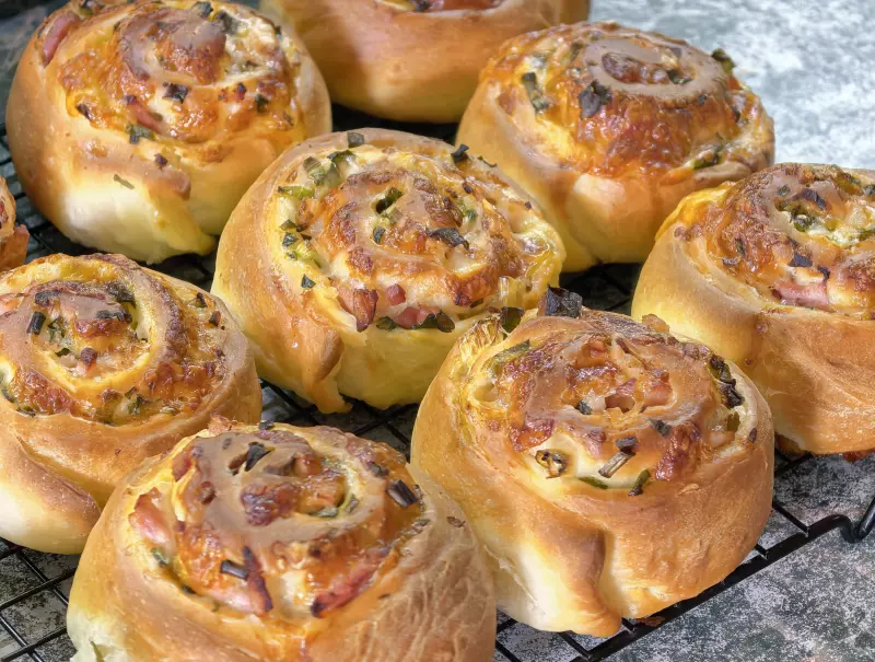 Булочки с беконом, зелёным луком и сыром моцарелла