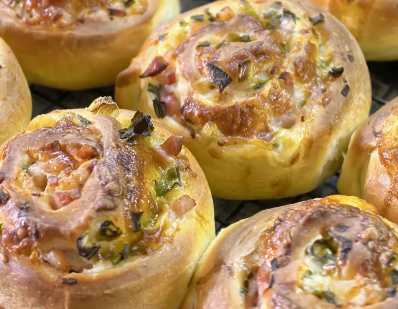 Булочки с беконом, зелёным луком и сыром моцарелла
