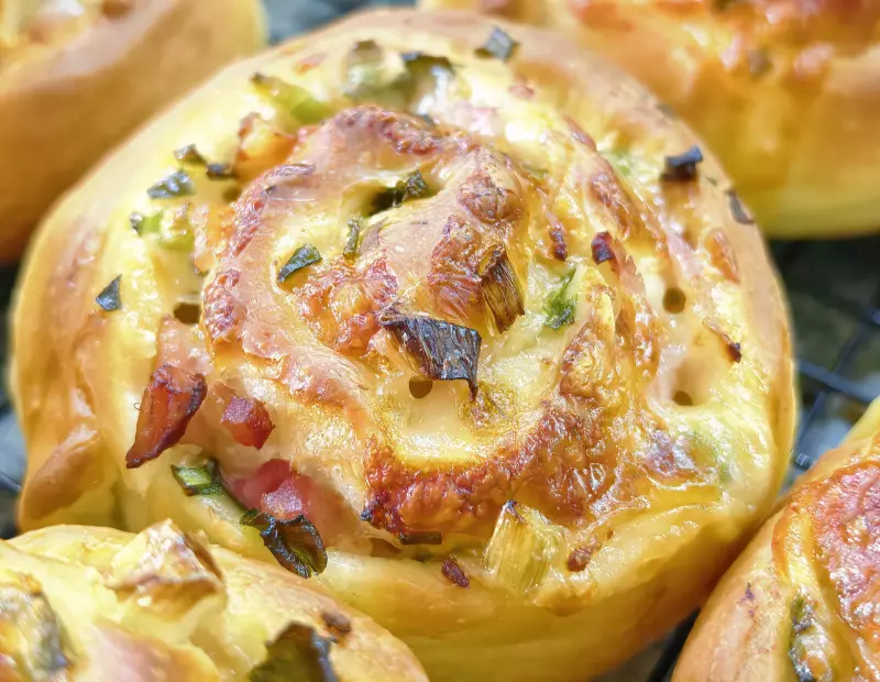 Булочки с беконом, зелёным луком и сыром моцарелла