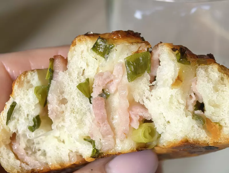 Булочки с беконом, зелёным луком и сыром моцарелла
