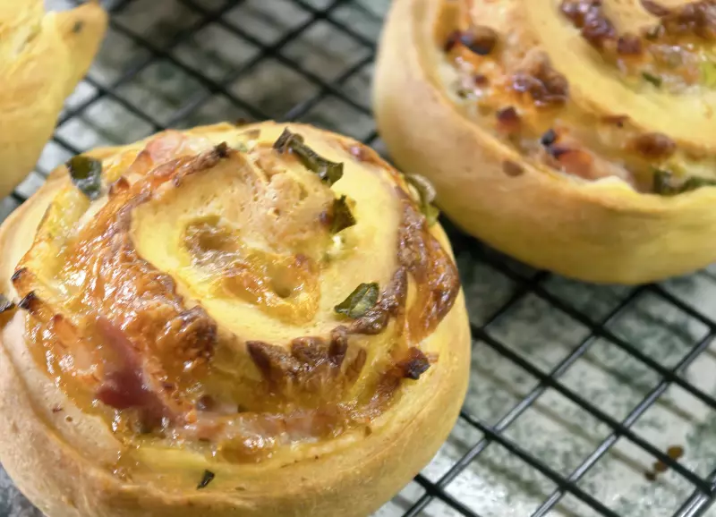 Булочки с беконом, зелёным луком и сыром моцарелла