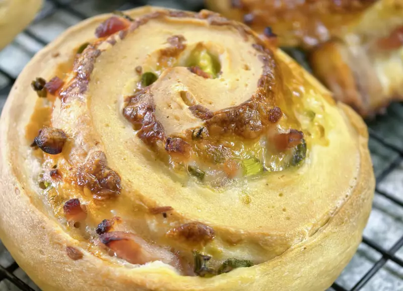 Булочки с беконом, зелёным луком и сыром моцарелла