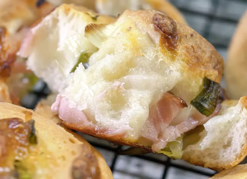 Булочки с беконом, зелёным луком и сыром моцарелла