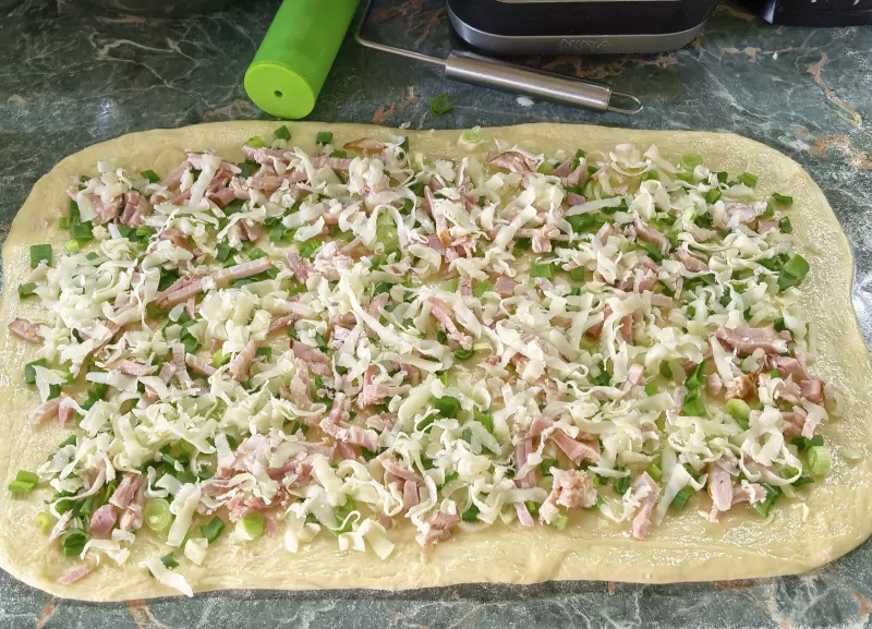 Булочки с беконом, зелёным луком и сыром моцарелла