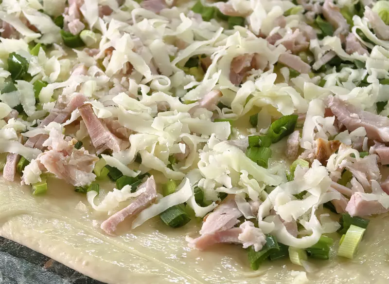 Булочки с беконом, зелёным луком и сыром моцарелла