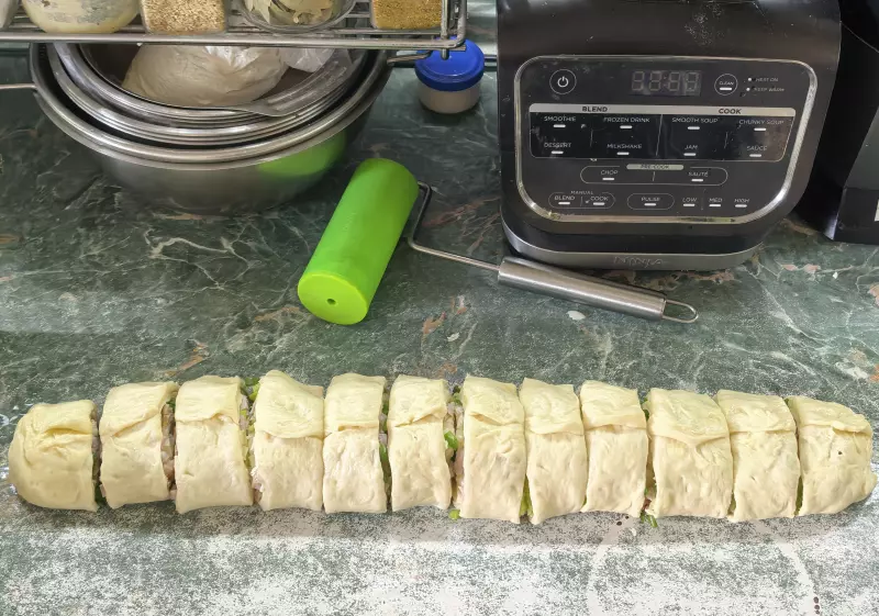 Булочки с беконом, зелёным луком и сыром моцарелла