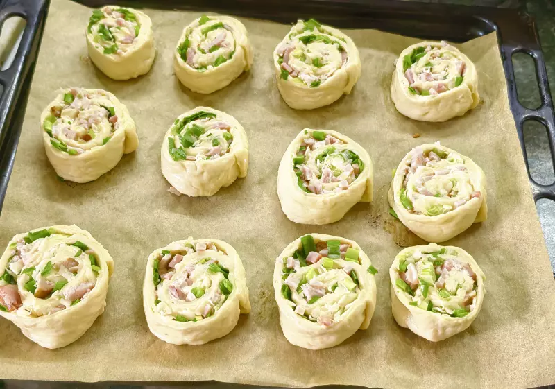 Булочки с беконом, зелёным луком и сыром моцарелла