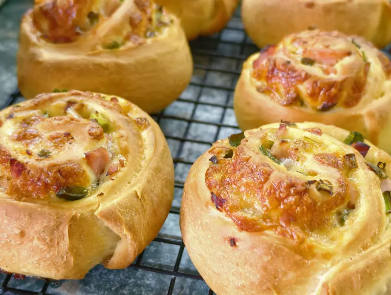 Булочки с беконом, зелёным луком и сыром моцарелла
