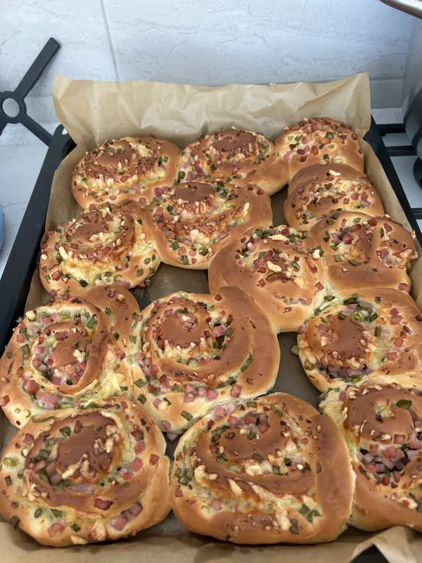 Булочки с беконом, зелёным луком и сыром моцарелла