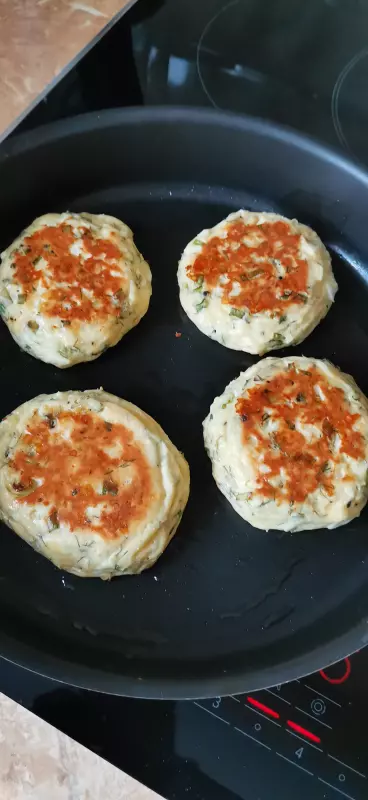Белковые пирожки с луком и яйцами