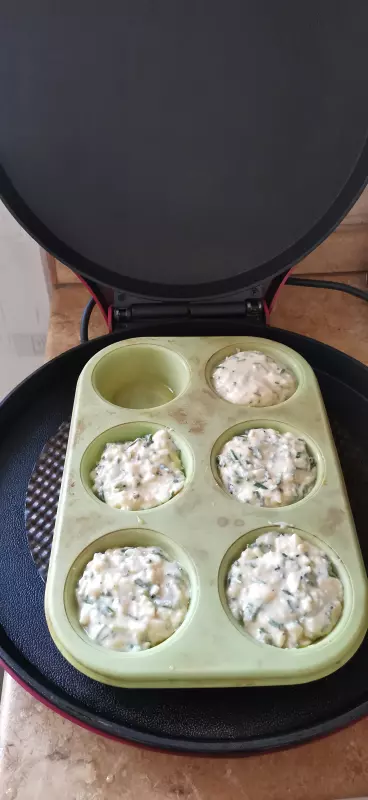 Белковые пирожки с луком и яйцами