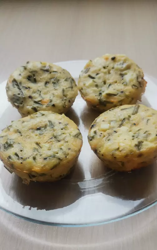 Белковые пирожки с луком и яйцами