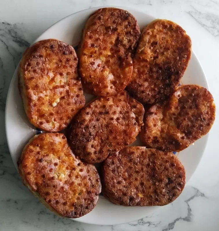 Белковые пирожки с луком и яйцами