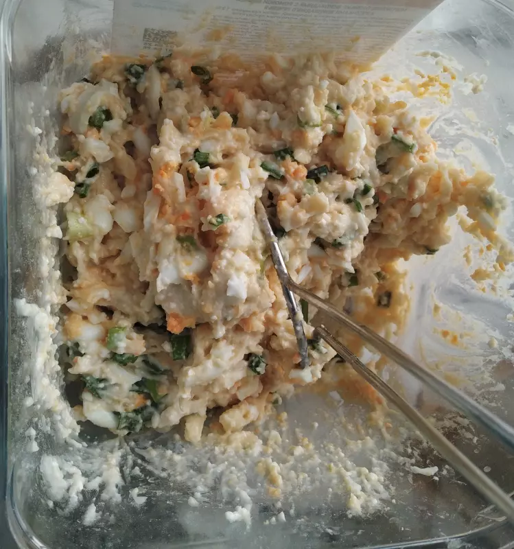 Белковые пирожки с луком и яйцами